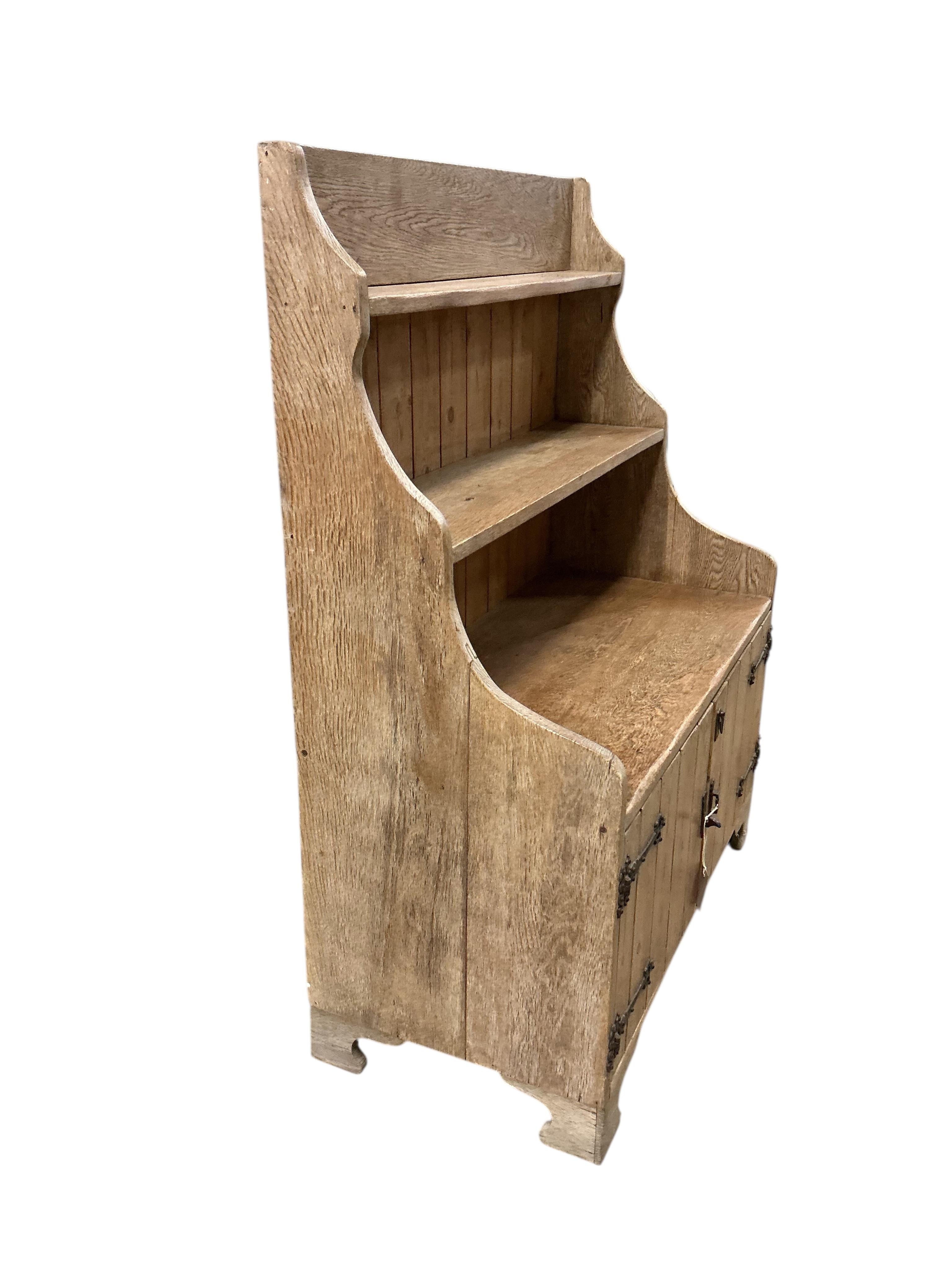 An oak and pine graduated open bookcase cupboard, width 91cm, depth 44cm, height 121cm